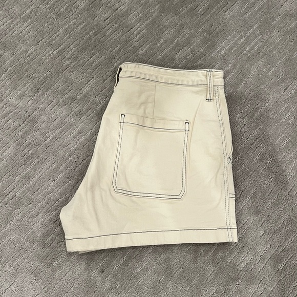White cargo shorts size 14/32 - Picture 1 of 3